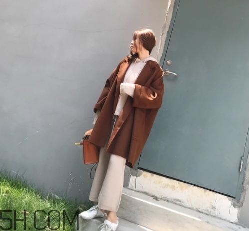 焦糖色風(fēng)衣配什么褲子？焦糖色風(fēng)衣搭配褲子顏色