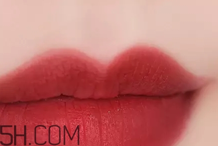 姨媽色口紅適合什么膚色？姨媽色口紅顯白嗎