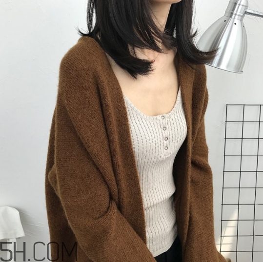 焦糖色毛衣配什么顏色好看？焦糖色毛衣搭配圖片