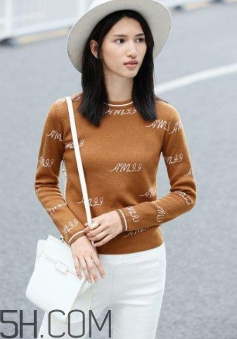 焦糖色毛衣配什么褲子？焦糖色毛衣配什么鞋子？