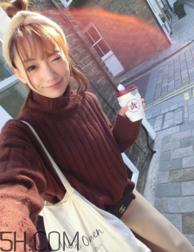 焦糖色毛衣配什么褲子？焦糖色毛衣配什么鞋子？
