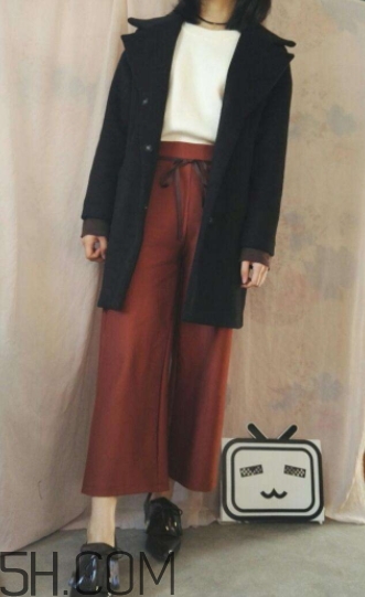 焦糖色褲子配什么顏色外套？焦糖色褲子怎么搭配圖片