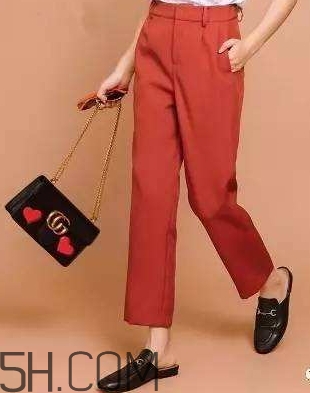 焦糖色褲子配什么鞋子？焦糖色褲子配什么襪子