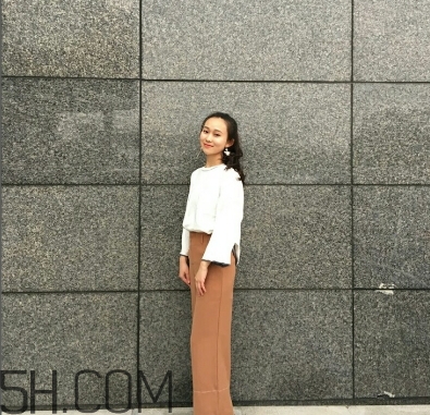 焦糖色褲子配什么鞋子？焦糖色褲子配什么襪子