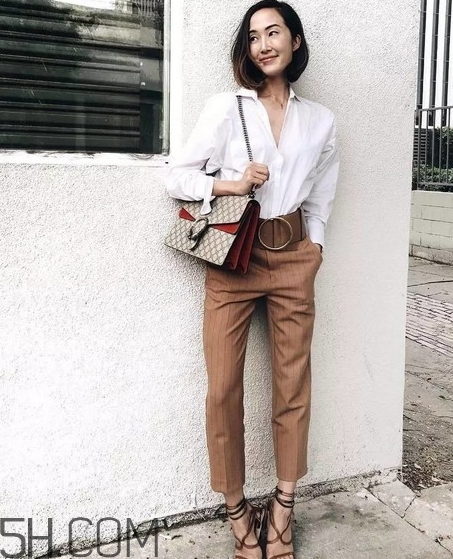 焦糖色褲子配什么鞋子？焦糖色褲子配什么襪子