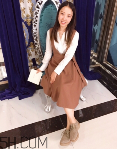 焦糖色裙子配什么襪子？焦糖色裙子配什么鞋子
