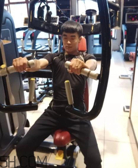坐姿推胸多重合適？坐姿推胸怎么確定重量？