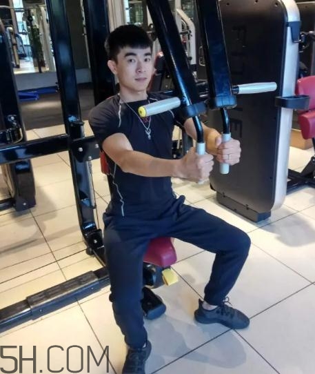 坐姿推胸多重合適？坐姿推胸怎么確定重量？