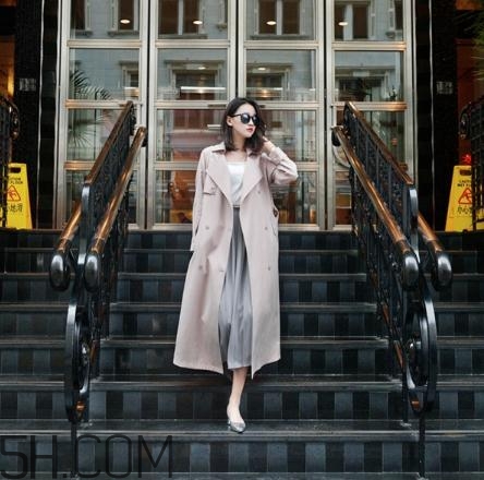 粉色衣服配什么顏色的褲子？粉色衣服搭配褲子圖片