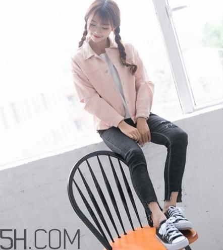 粉色衣服配什么顏色的褲子？粉色衣服搭配褲子圖片