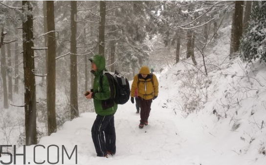 下雪爬山要準(zhǔn)備什么？爬山后小腿疼怎么按摩？