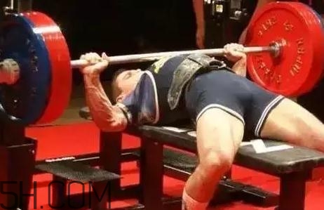 什么是斷頭臺(tái)臥推？杠鈴斷頭臺(tái)臥推怎么做？