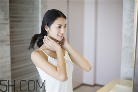粉刺和黑頭的區(qū)別 粉刺和痤瘡一樣嗎？