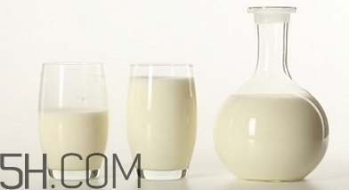 不宜喝牛奶的人群有哪些？牛奶和哪些食物相克？