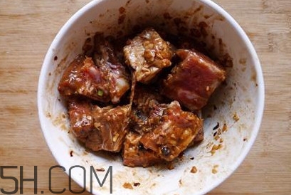粉蒸肉五花肉怎么腌制？做粉蒸肉的肉要去皮嗎