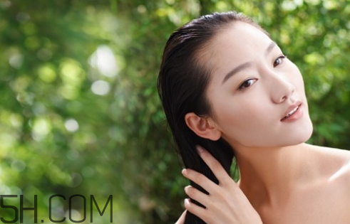 不同發(fā)質(zhì)使用哪種精油好？護發(fā)素和護發(fā)精油的區(qū)別
