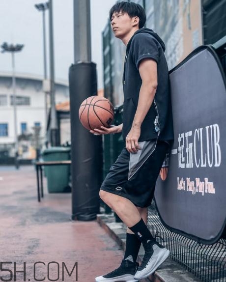 under armour curry 4黑白配色上腳效果怎么樣？