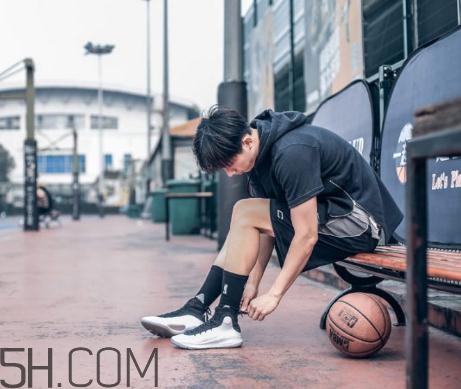 under armour curry 4黑白配色上腳效果怎么樣？