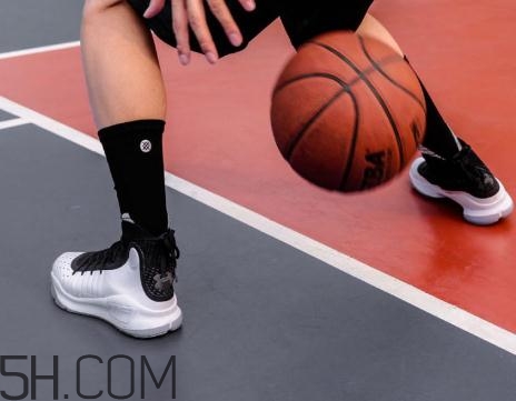 under armour curry 4黑白配色上腳效果怎么樣？