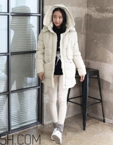 白色羽絨服配什么褲子？白色羽絨服搭配褲子圖片