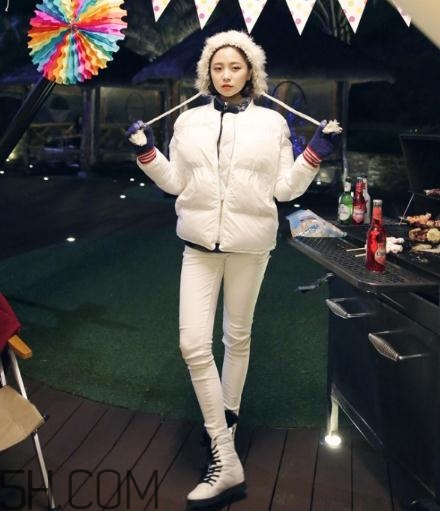白色羽絨服配什么褲子？白色羽絨服搭配褲子圖片