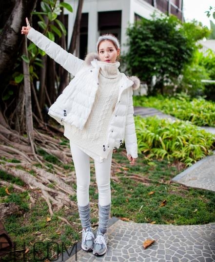 白色羽絨服配什么顏色毛衣？白色羽絨服搭配毛衣圖片