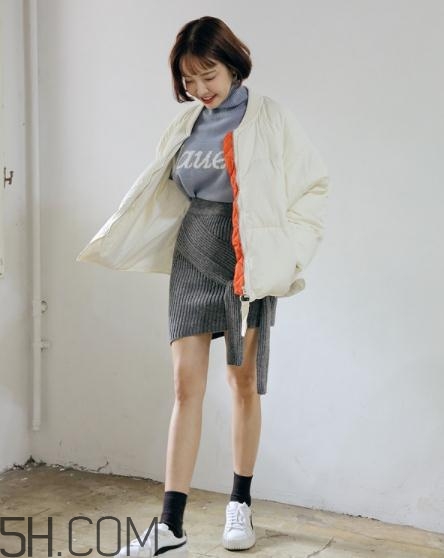 白色羽絨服配什么顏色毛衣？白色羽絨服搭配毛衣圖片
