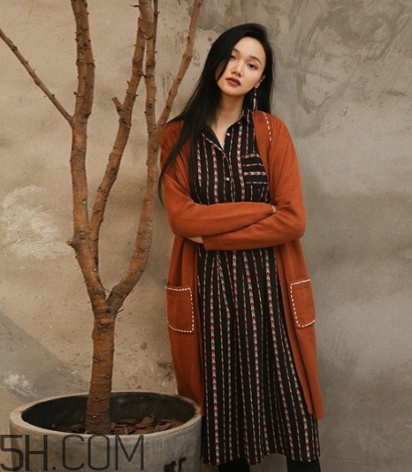 焦糖色衣服怎么搭配？焦糖色衣服搭配示范
