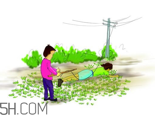 人穿著塑料拖鞋會觸電嗎？220V家用電觸電能使人致殘致死嗎