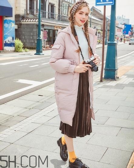 粉色羽絨服怎么搭配？粉色羽絨服搭配圖片