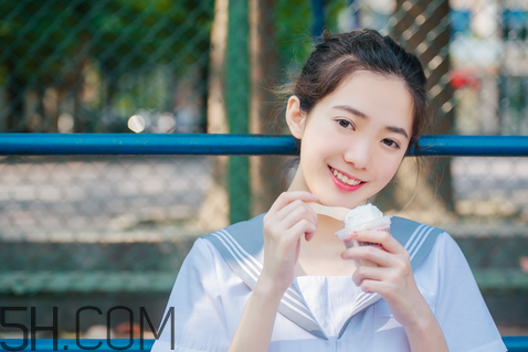 美寶蓮小燈管16號(hào)奶茶色好看嗎？學(xué)生黨口紅什么顏色好看？