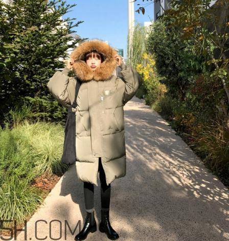 軍綠色羽絨服怎么搭配？軍綠色羽絨服搭配圖片