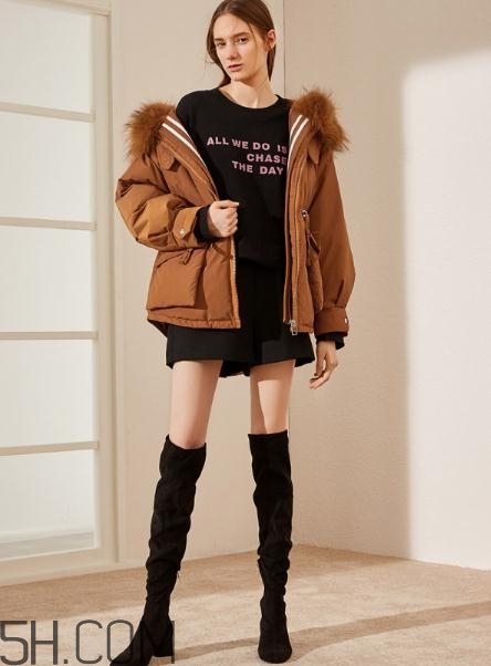 焦糖色羽絨服配什么顏色好看？焦糖色羽絨服搭配圖片