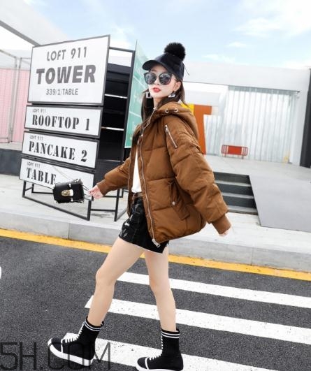 焦糖色羽絨服配什么顏色好看？焦糖色羽絨服搭配圖片