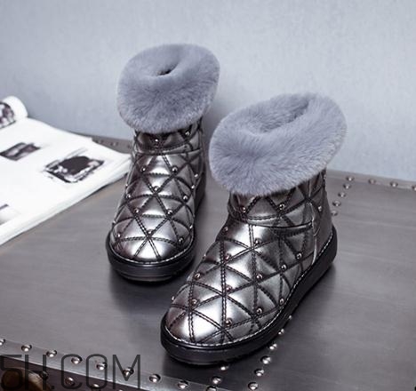 穿雪地靴要穿襪子嗎？雪地靴要光腳穿才保暖嗎？