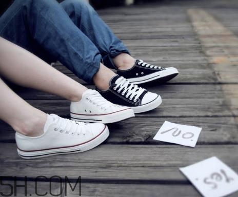 帆布鞋長(zhǎng)霉了怎么處理？帆布鞋發(fā)霉了怎么洗掉？
