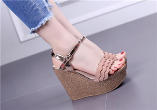 穿坡跟鞋可以開車嗎？開車穿什么鞋子最好？