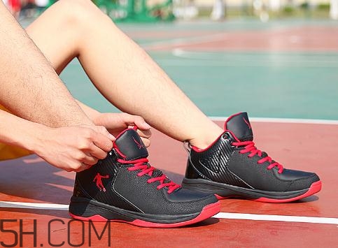 籃球鞋高幫好還是低幫好？籃球鞋高幫和低幫的區(qū)別