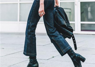 牛仔喇叭褲配什么上衣？牛仔喇叭褲搭配上衣圖片
