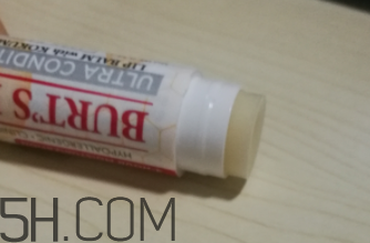 小蜜蜂細(xì)致修護(hù)唇膏很油嗎？夏天用合適嗎？