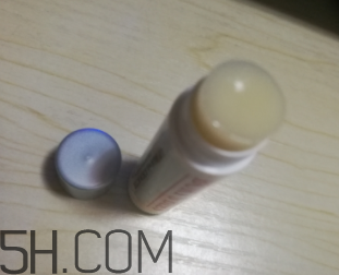 小蜜蜂細(xì)致修護(hù)唇膏很油嗎？夏天用合適嗎？