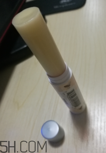 小蜜蜂細(xì)致修護(hù)唇膏很油嗎？夏天用合適嗎？