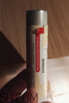 小蜜蜂細(xì)致修護(hù)唇膏很油嗎？夏天用合適嗎？