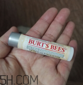 小蜜蜂細(xì)致修護(hù)唇膏很油嗎？夏天用合適嗎？