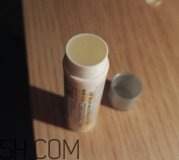 小蜜蜂細(xì)致修護(hù)唇膏很油嗎？夏天用合適嗎？