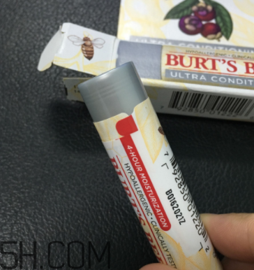 小蜜蜂細(xì)致修護(hù)唇膏很油嗎？夏天用合適嗎？