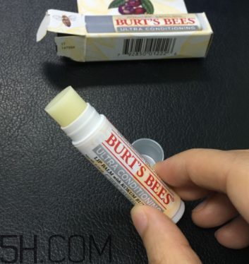 小蜜蜂細(xì)致修護(hù)唇膏很油嗎？夏天用合適嗎？
