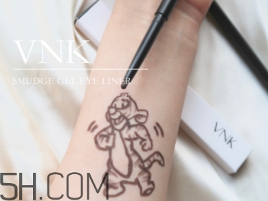 vnk眼線膠筆怎么用？vnk眼線筆使用方法