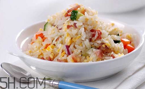 蛋炒飯?jiān)趺醋鲎屆恳活w米上都有蛋？蛋炒飯有什么營(yíng)養(yǎng)