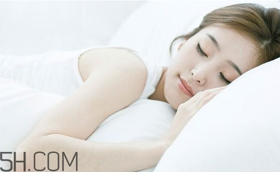 敷睡眠面膜臉刺痛怎么回事？閉口粉刺可以用面膜嗎？
